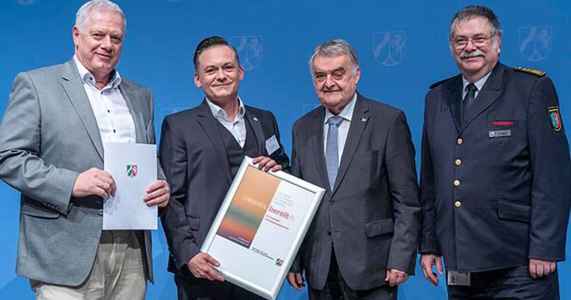 Sponsorship Badge for Employers 2022 being awareded to Hendrik Welzel from Johnson Controls